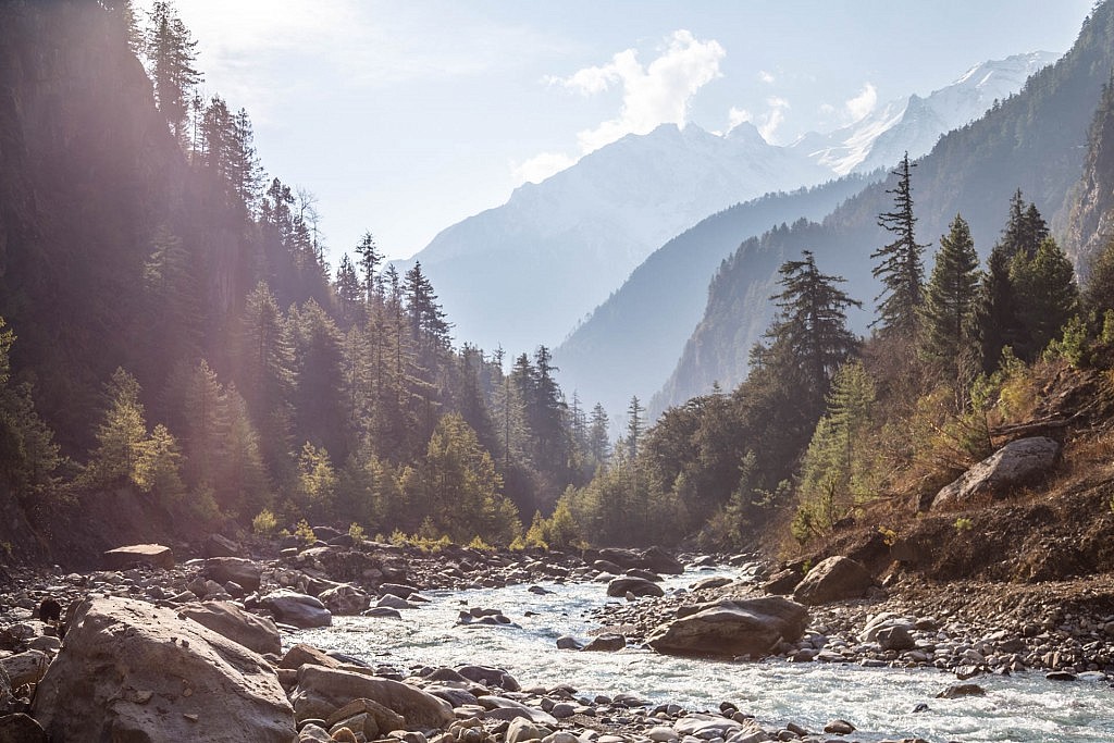 dem fluss entlanggehen