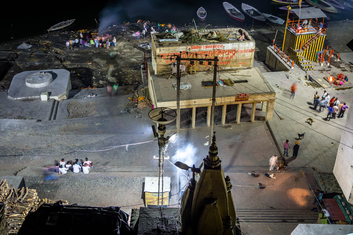 Hotelblick zum Harishchadra Ghat mit Feuerbestattung