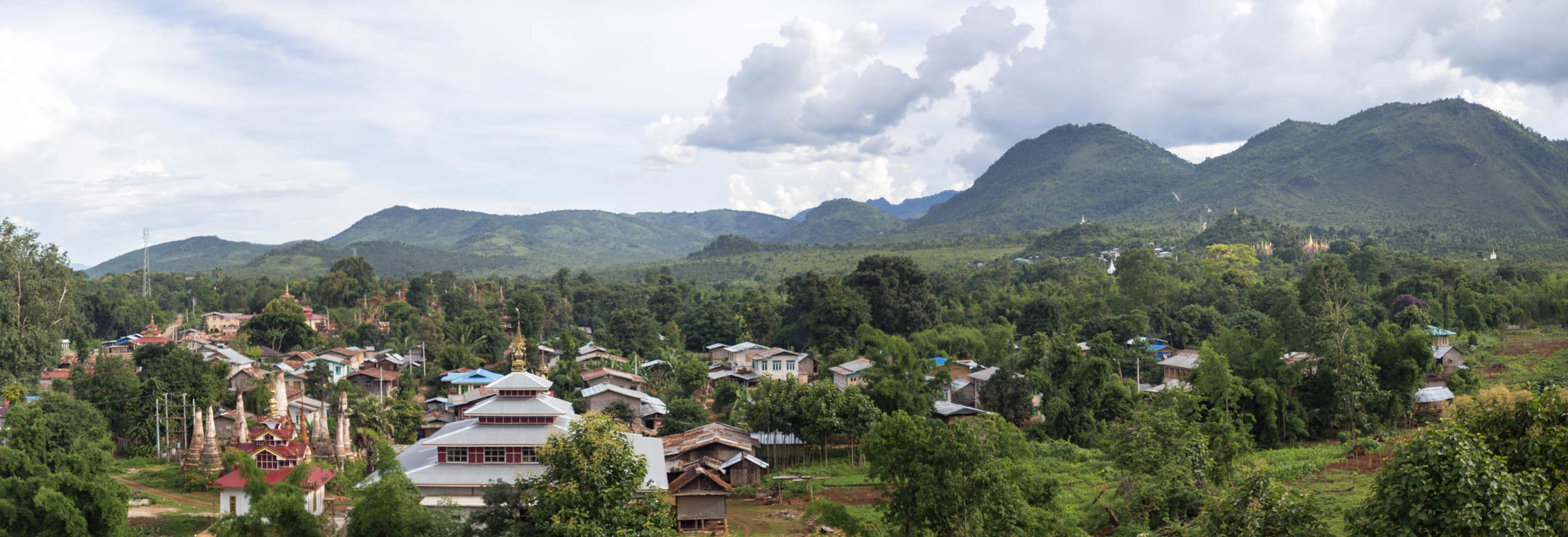 die Shwe-Oo-Min Pagode in der Ferne