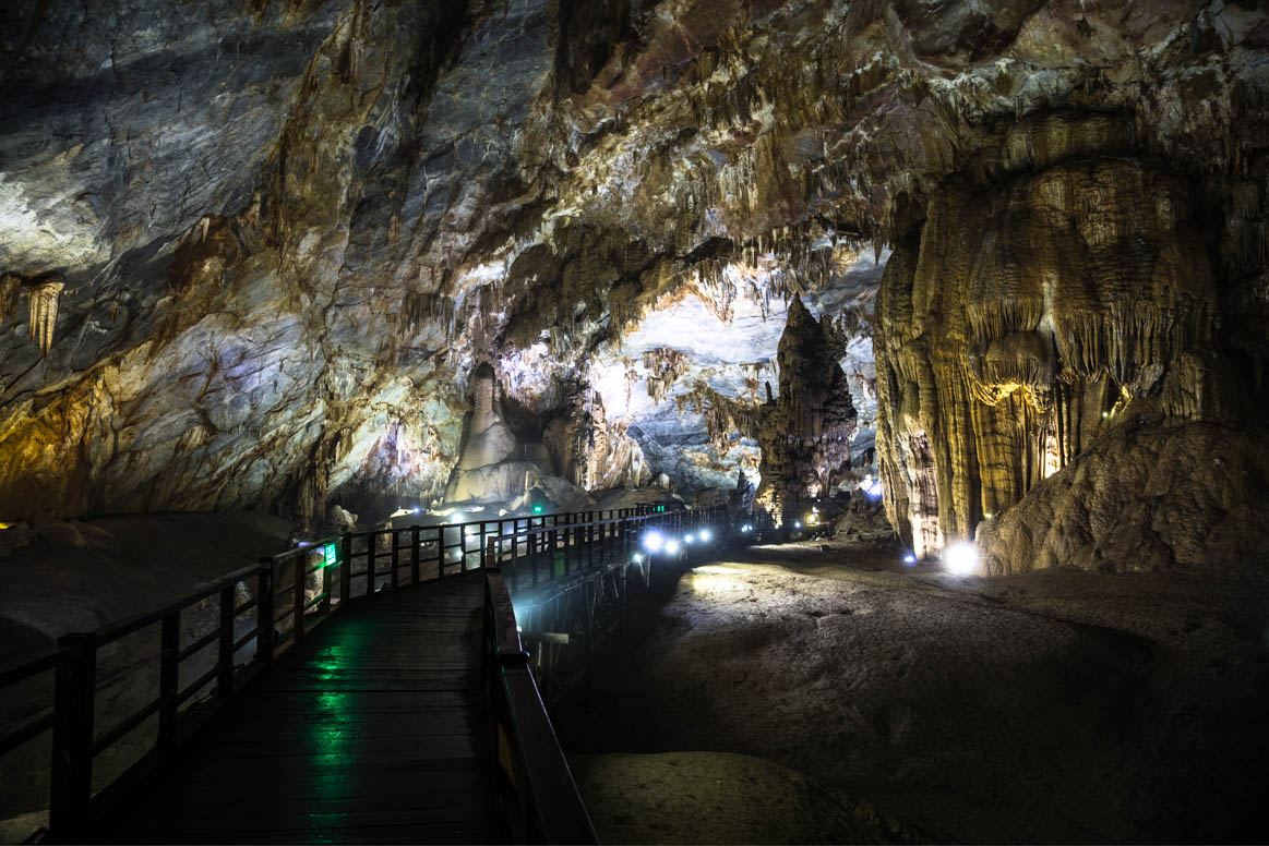 Die gewaltige Höhe der Paradieshöhle in Phong Nha