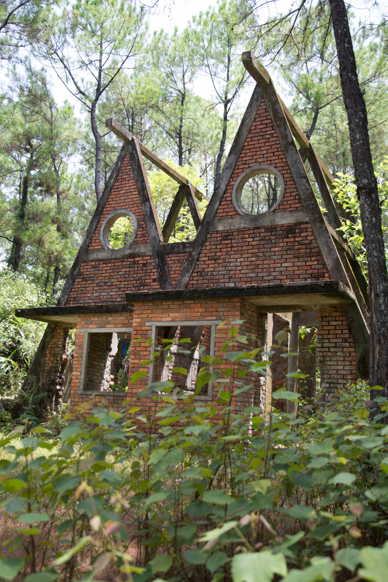 unvollendete Bungalows in Themenpark in Hue