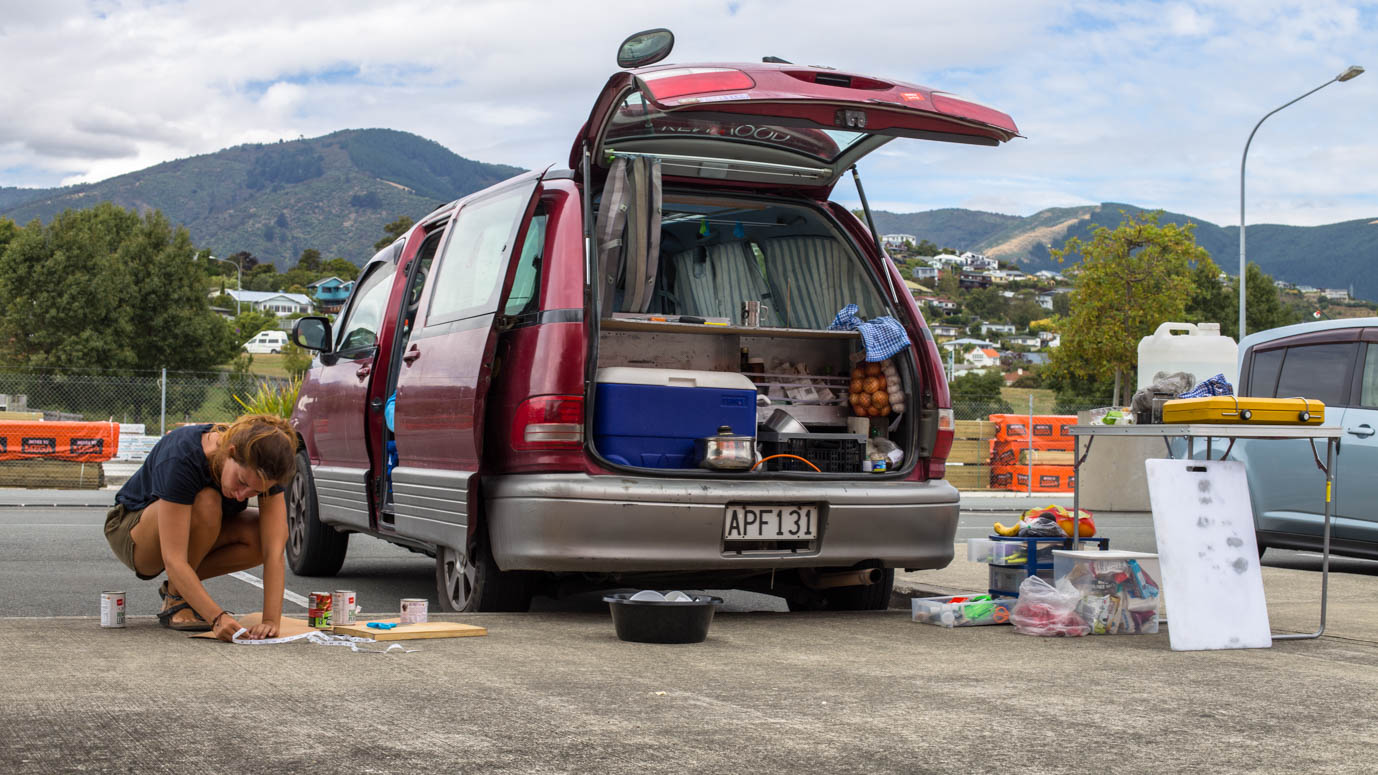 Arbeitsplatz vorm Baumarkt in Nelson